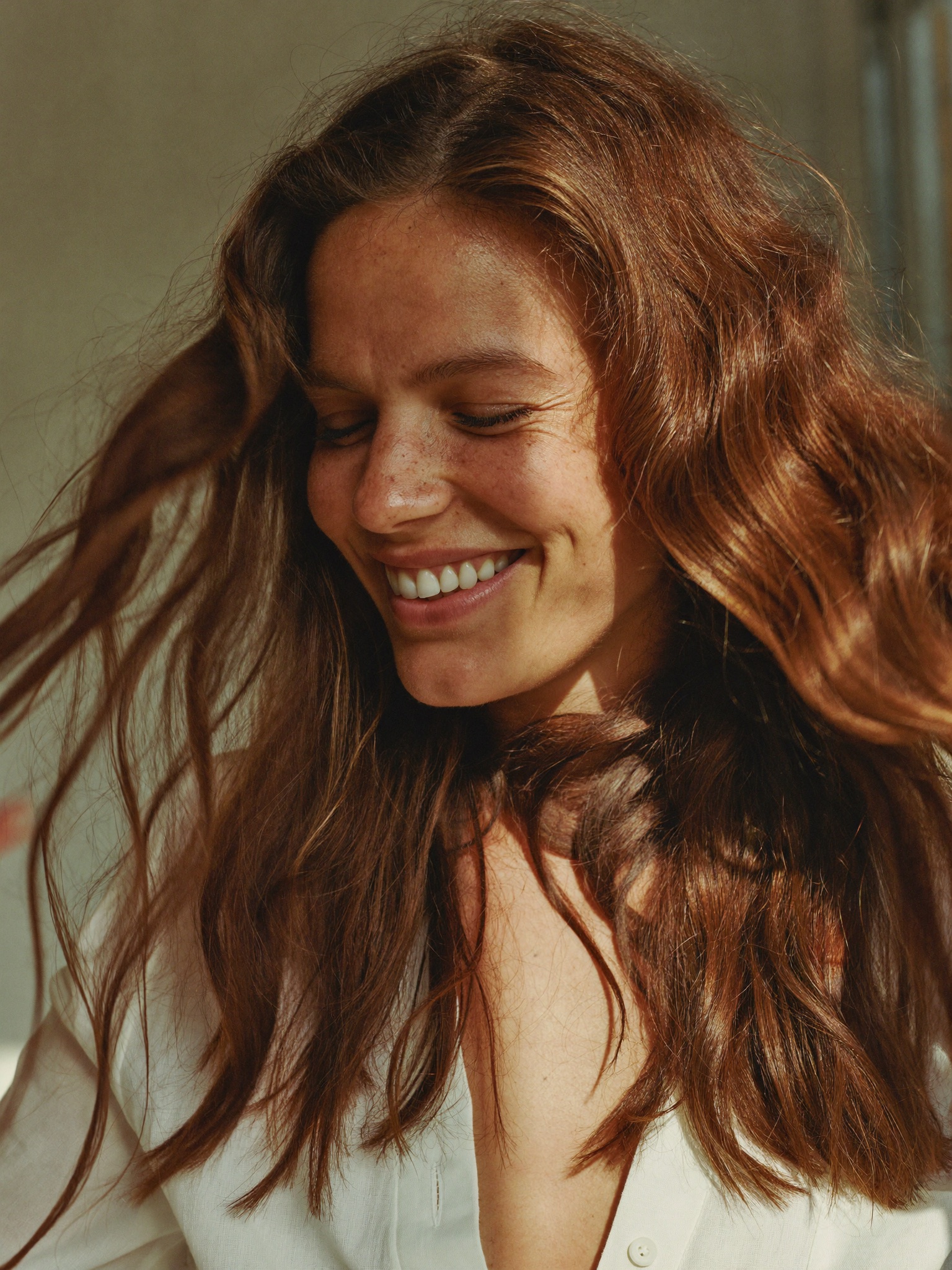 Mulher com pele e cabelo saudáveis